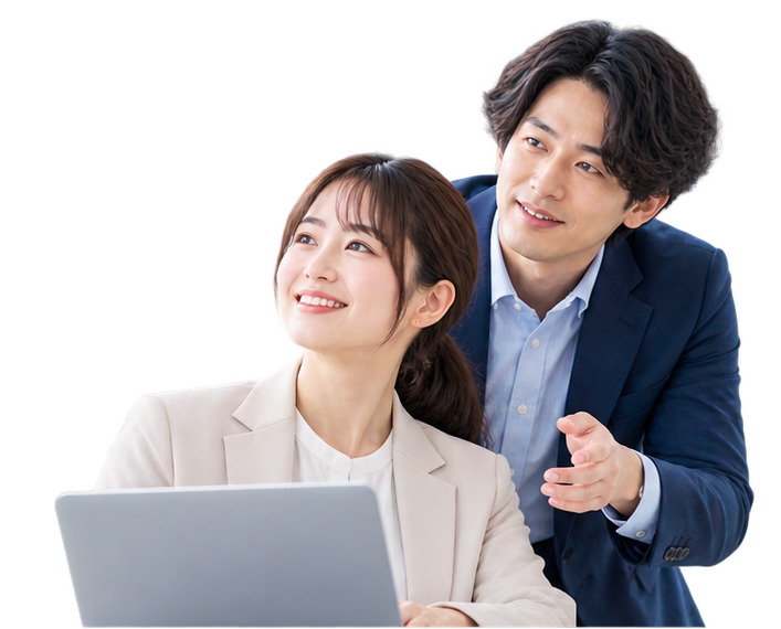 上司と一緒に画面を確認する社員